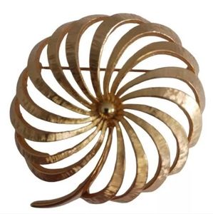Vintage Monet Brooch Large Gold Tone Pinwheel Spiral Flower Floral Signed 1970s